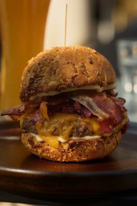 Un burger con bacon e formaggio