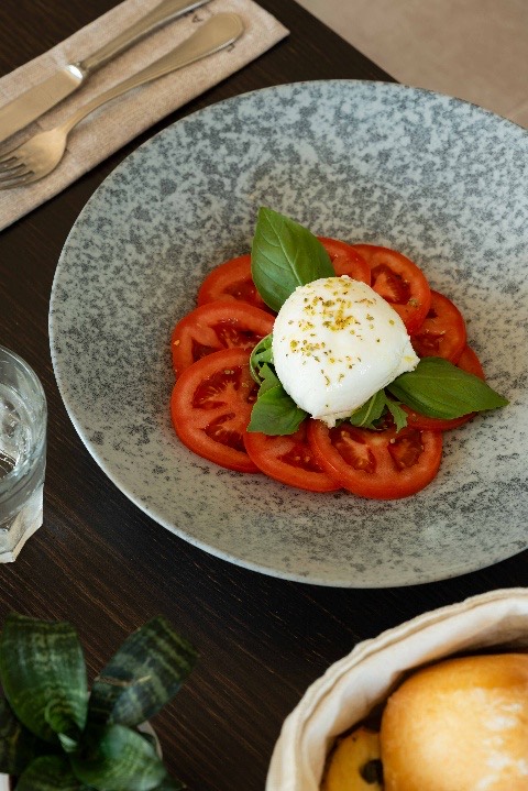 Burrata con pomodori e basilico