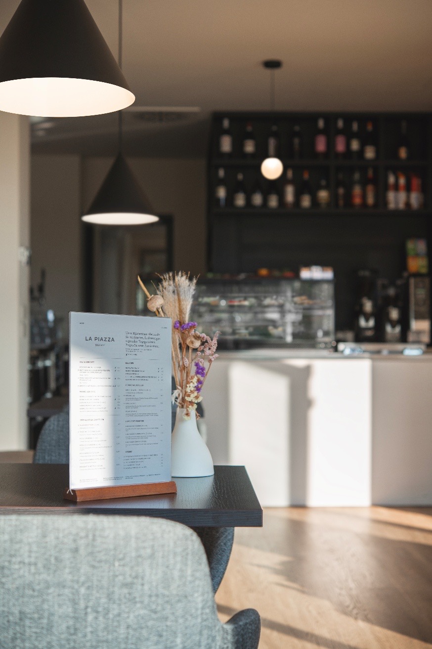 Il menù su un tavolo, accanto al bar