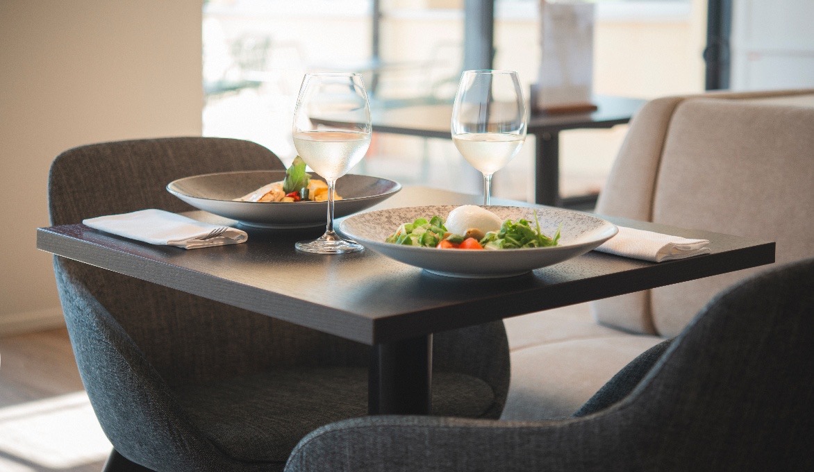 Un tavolo apparecchiato per il pranzo nella sala del Bistro