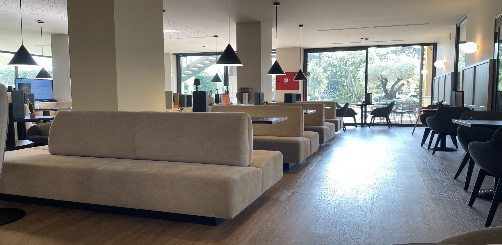 La sala del Bistro, affacciata sul giardino